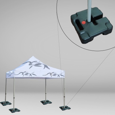 Tenda de parque branca com pesos pretos nas pernas