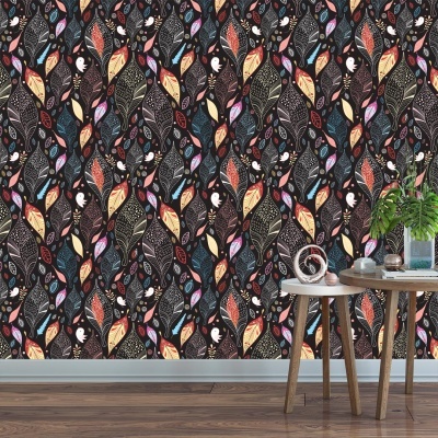 Papel de parede com padrão colorido de folhas e mesas com plantas