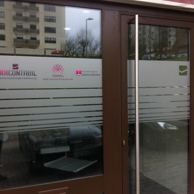Porta de vidro com texto de empresa de contabilidade na entrada de prédio