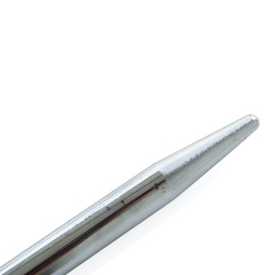 Ferramenta metálica cónica prateada sobre fundo branco