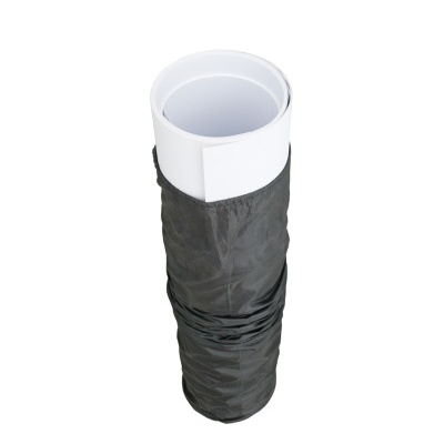 rolos de papel enrolados com capa preta