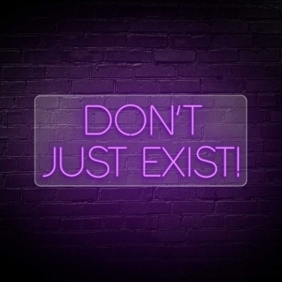 Neon roxo com mensagem 'DON'T JUST EXIST!' numa parede de tijolos escura