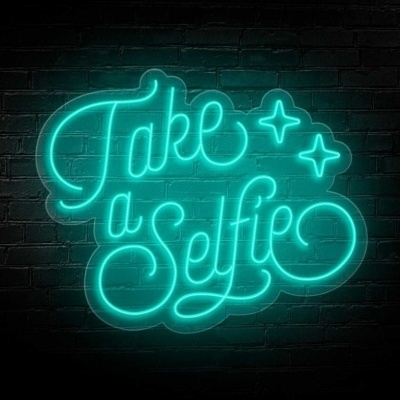 Letreiro néon azul-turquesa com texto 