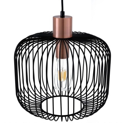 Candeeiro suspenso em arame preto com suporte cobre e lâmpada visível