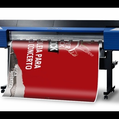 impressora industrial grande formato a imprimir banner vermelho