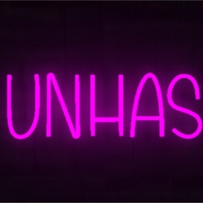 Letreiro de néon rosa com a palavra UNHAS numa parede escura.