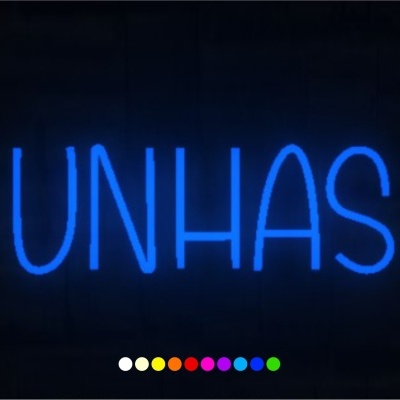 Letreiro em néon azul com a palavra UNHAS