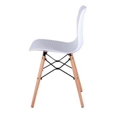 Cadeira branca com pernas de madeira e suportes metálicos pretos