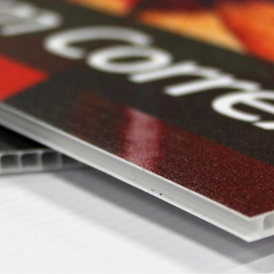 Placas de material composto correx com textura oca e texto parcial visível.