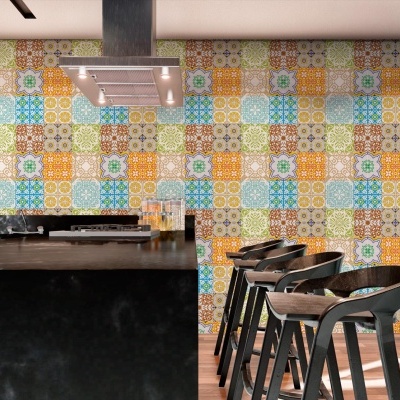 Cozinha moderna com azulejos coloridos e cadeiras altas pretas