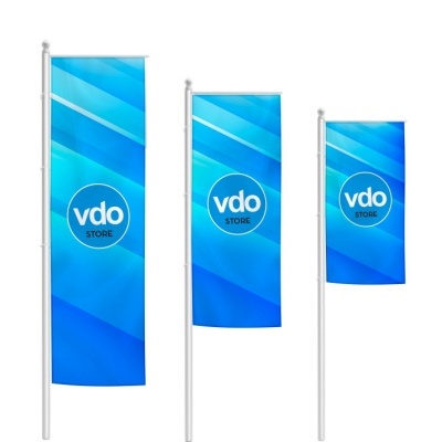 Três bandeiras azuis verticais com logótipo branco 'vdo STORE' em postes brancos.