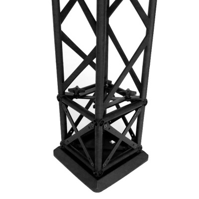 Estrutura de metal preta com base quadrada e reforço cruzado