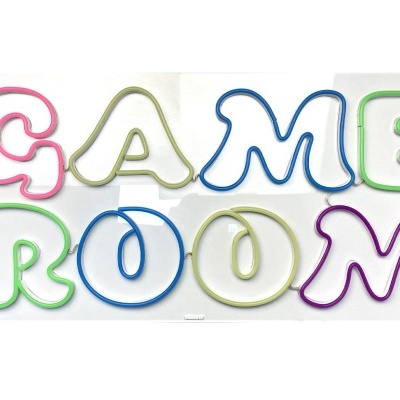 Placa decorativa com texto colorido GAME ROOM em letras estilo neon sobre fundo branco