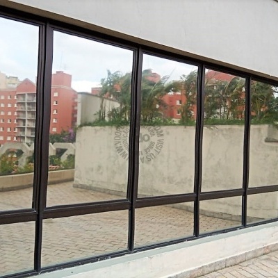 Janela divisória em estrutura metálica preta com vidro refletivo