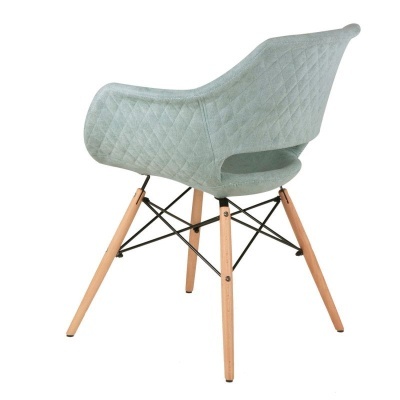 Cadeira estofada cinza com pernas de madeira clara e estrutura metálica preta