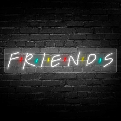Placa de néon com a palavra FRIENDS em branco e pontos coloridos numa parede de tijolos pretos