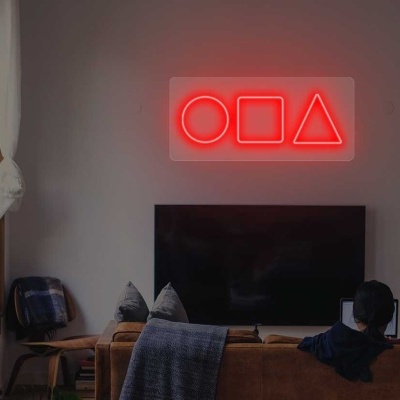 Sala de estar com decoração em neón vermelho com símbolos geométricos