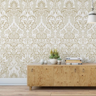 Móvel de madeira com plantas e livros diante de papel de parede ornamental branco e dourado