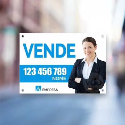 Placa publicitária de venda com texto azul e foto de mulher em blazer preto