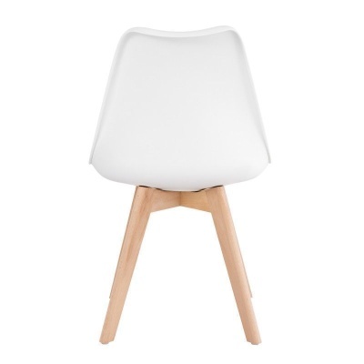 Cadeira branca com pernas de madeira clara vista de costas