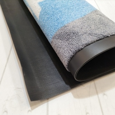 Tapete azul, cinza e preto com borda preta sobre piso de madeira clara