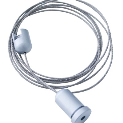 Cabo de aço com extremidades metálicas brancas sobre fundo branco