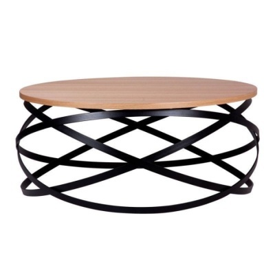 Mesa baixa redonda com tampo de madeira e base metálica preta entrelaçada