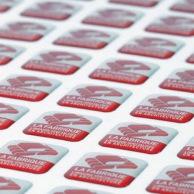 Etiquetas autocolantes com texto LA FABRIQUE LE MARSEILLE em fundo vermelho e cinza