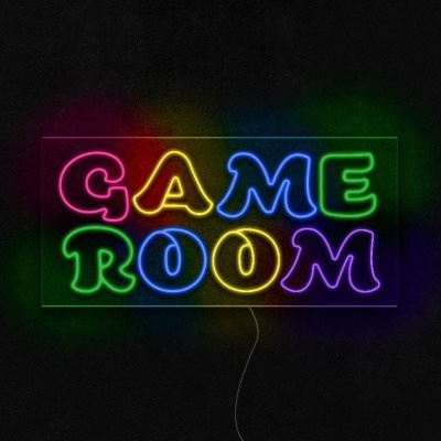 Sinal de néon colorido com texto 'GAME ROOM' em fundo escuro