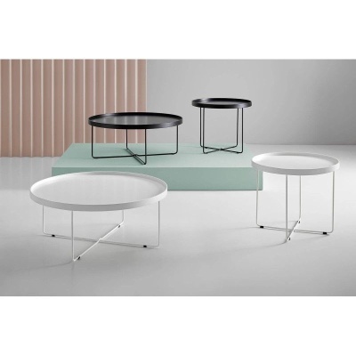 Conjunto de mesas de centro redondas em preto e branco com base metálica fina