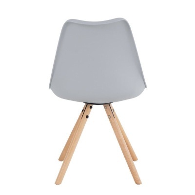 cadeira cinza claro com pernas de madeira clara vista de trás