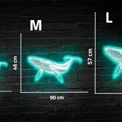 Três figuras de baleias brancas em néon, tamanhos S, M e L, em parede de tijolos preta.