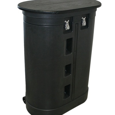 Mesa ou baú móvel preto com tampo oval e fechos metálicos