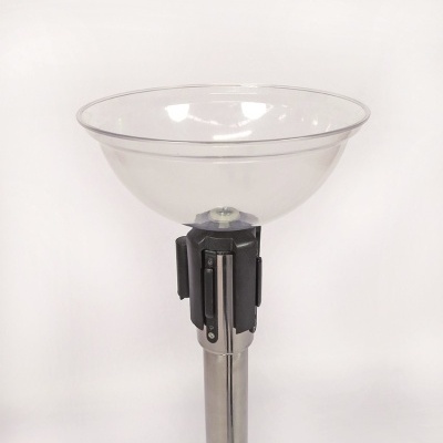 Funil de plástico transparente com suporte metálico e partes pretas