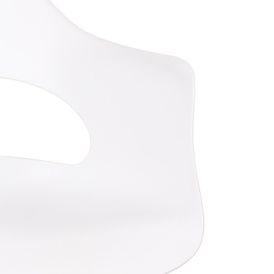 Objeto branco curvo com abertura oval