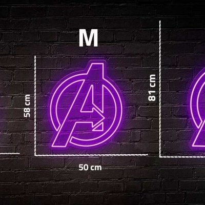 Três luzes de néon roxas com o logotipo dos Vingadores em três tamanhos diferentes contra parede de tijolos escura
