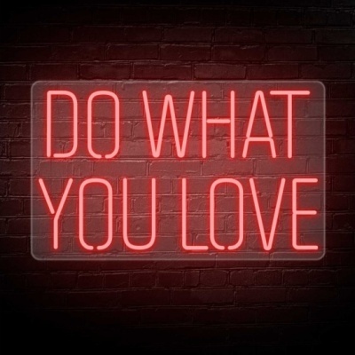 Sinal de néon vermelho com a frase 'DO WHAT YOU LOVE' numa parede de tijolos escuros