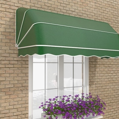 Toldo verde com riscas brancas numa janela com caixa de flores roxas numa parede de tijolos claros.