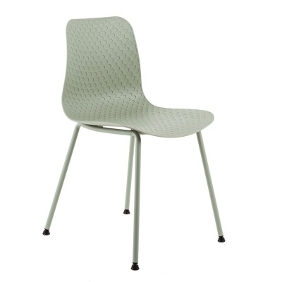 Cadeira verde claro com padrão geométrico e pernas metálicas verdes.