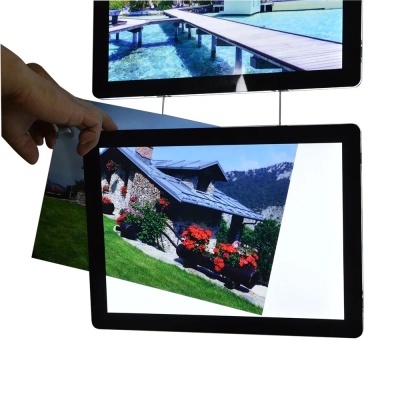 Molduras pretas retangulares com imagens de casas e natureza