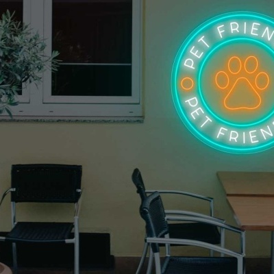Placa luminosa PET FRIENDLY com pata, mesa e cadeiras fora de um estabelecimento