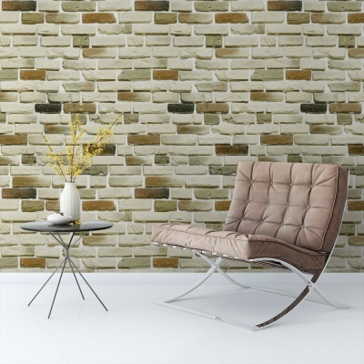 Cadeira moderna castanha, mesa preta com vaso branco e flores amarelas, parede de tijolos bege