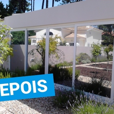 Janela ampla com vidros refletivos numa parede branca exterior