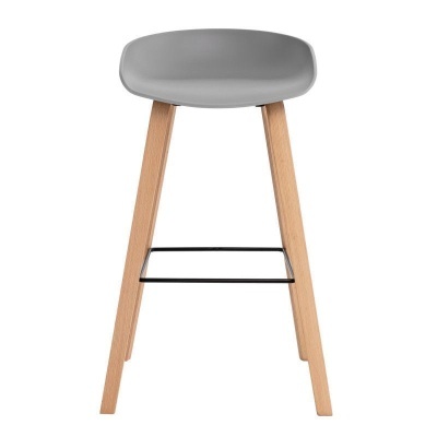 Banco alto com assento cinzento e pernas de madeira clara