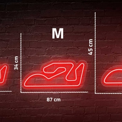 Ilustração de três tamanhos diferentes de sofá tipo chaise longue em neón vermelho com dimensões, sobre parede de tijolos escuros