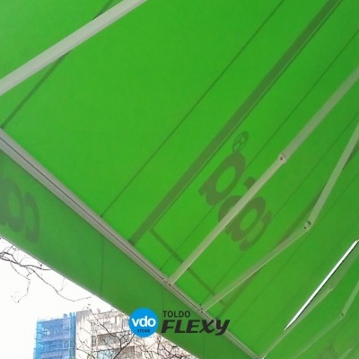 Toldo verde com estrutura metálica branca e logo Vdo Flexy