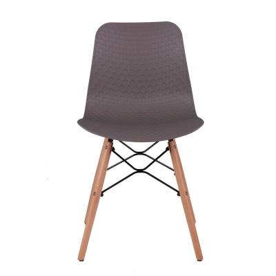 Cadeira castanha com pernas de madeira e estrutura metálica preta