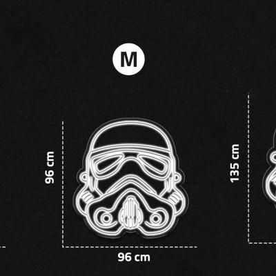 Três capacetes Stormtrooper brancos com tamanhos S, M e L indicados e medidas em cm.