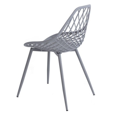 Cadeira cinza de metal com assento em rede entrelaçada