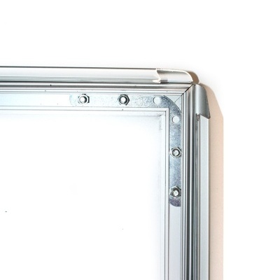 Canto de moldura metálica prateada com parafusos sobre fundo branco